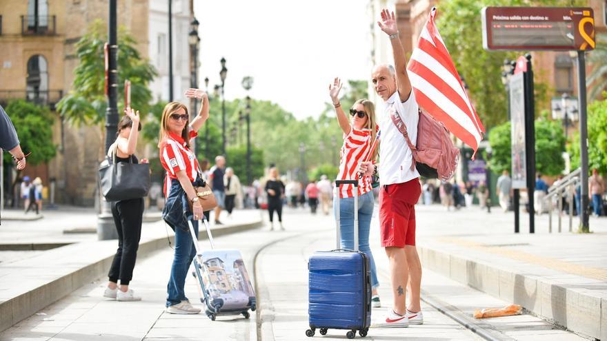 Los seguidores del Athletic se despiden de Sevilla