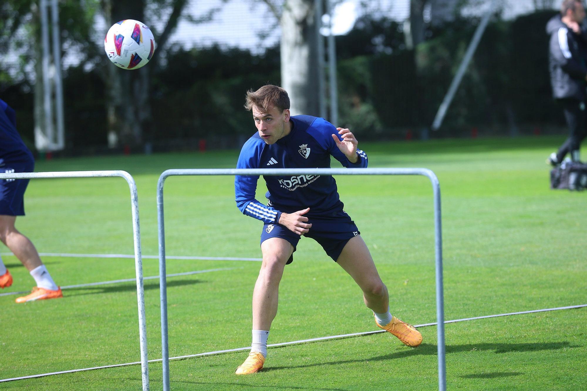 Jagoba Arrasate, 'uno más' en el ejercicio de fútbol - tenis en Tajonar