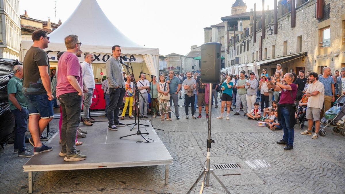 Inauguración de Euskal Gunea y GEU saria en la Plaza del Machete