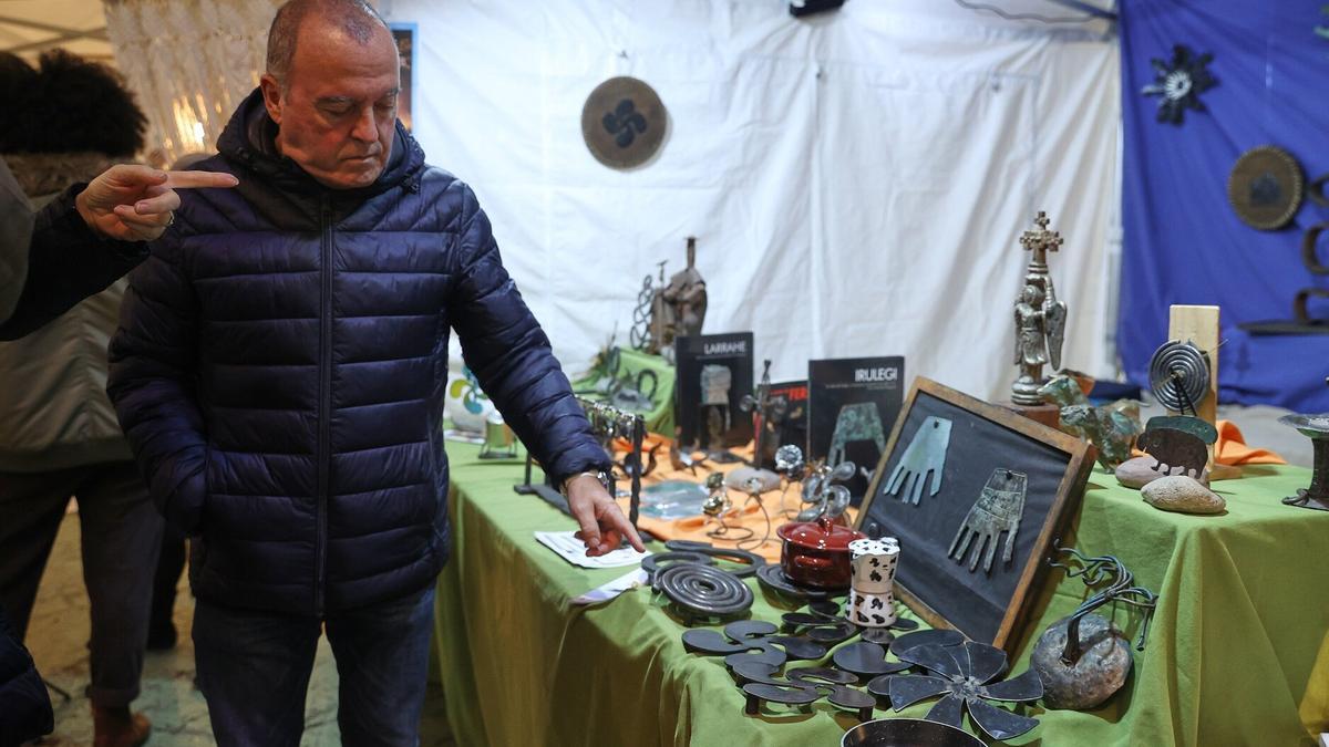 Un cliente observa las piezas de Forjas Brun.