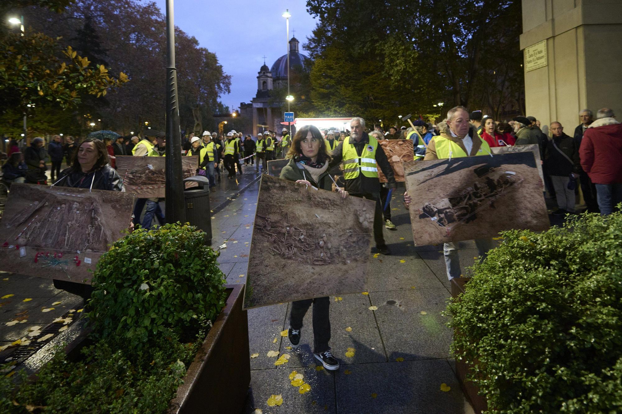 Manifestación de las asociaciones memorialistas para pedir el derribo del Monumento
