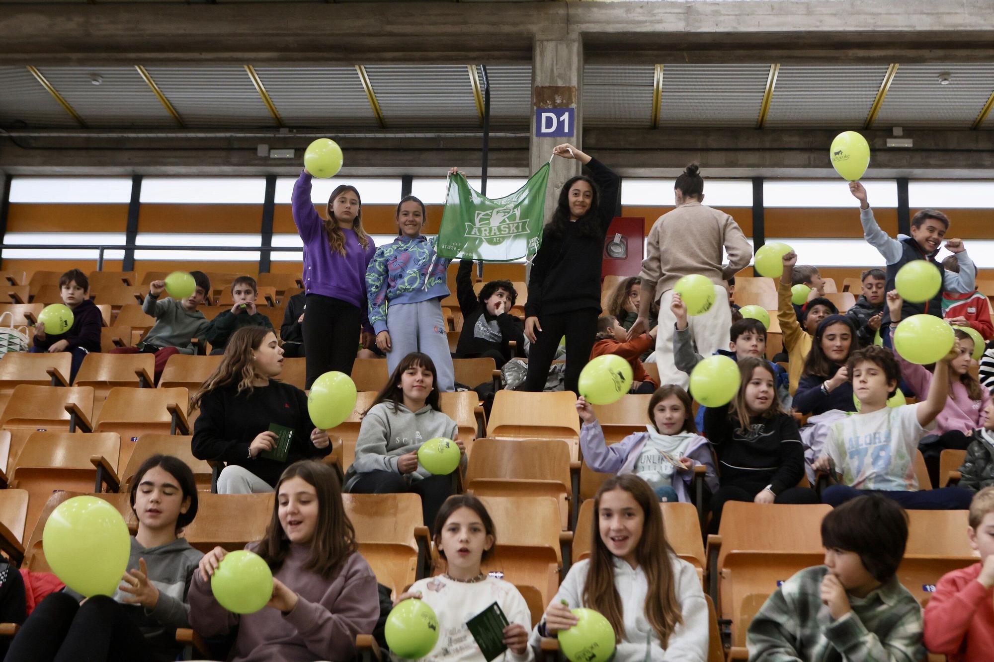 En imágenes: Entrenamiento del Araski en Mendizorroza con alumnos de Olabide
