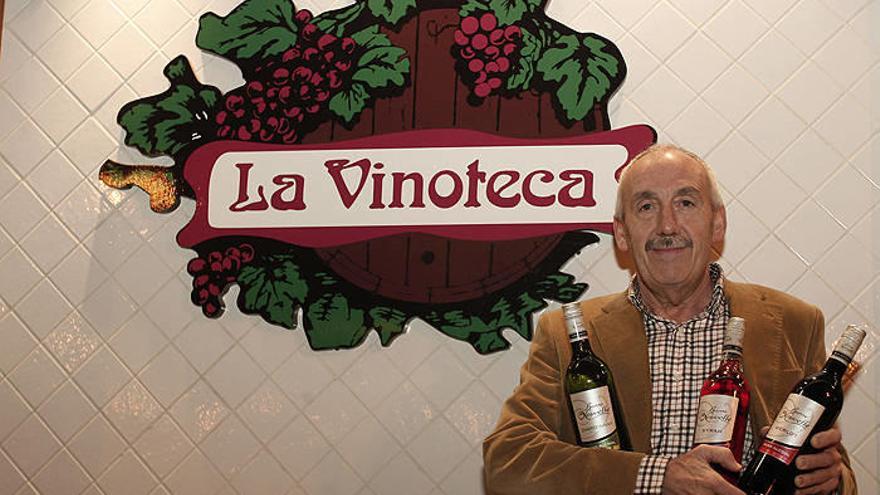 Luis Fernández, dueño de La Vinoteca, posa con un tinto, un rosado y un vino blanco. Todos sin un gramo de alcohol.