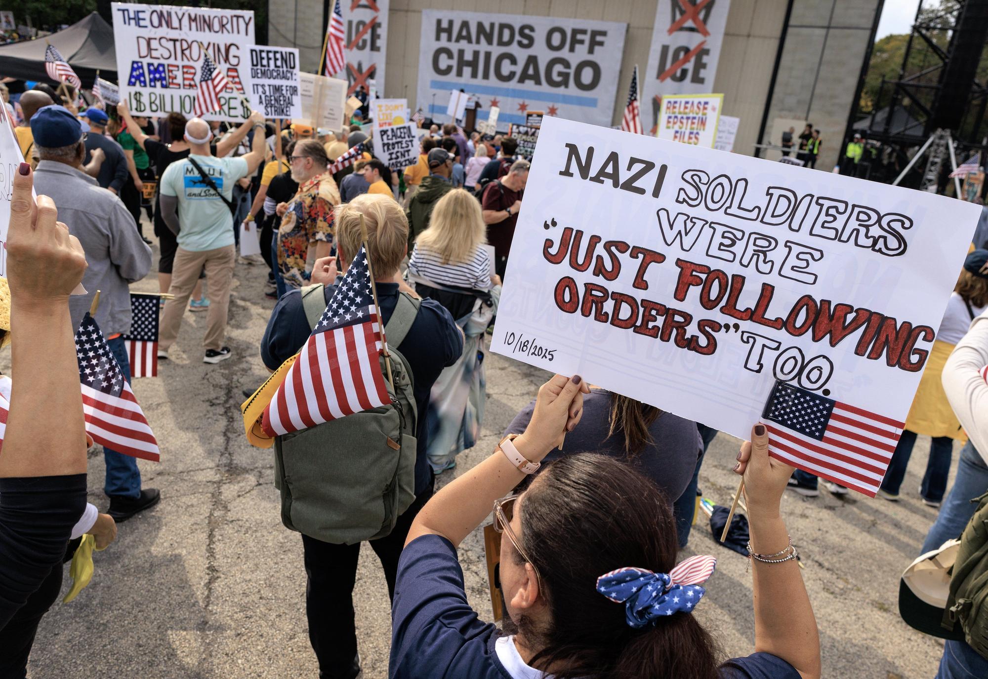 Miles de estadounidenses protestan contra Trump: "No queremos reyes"
