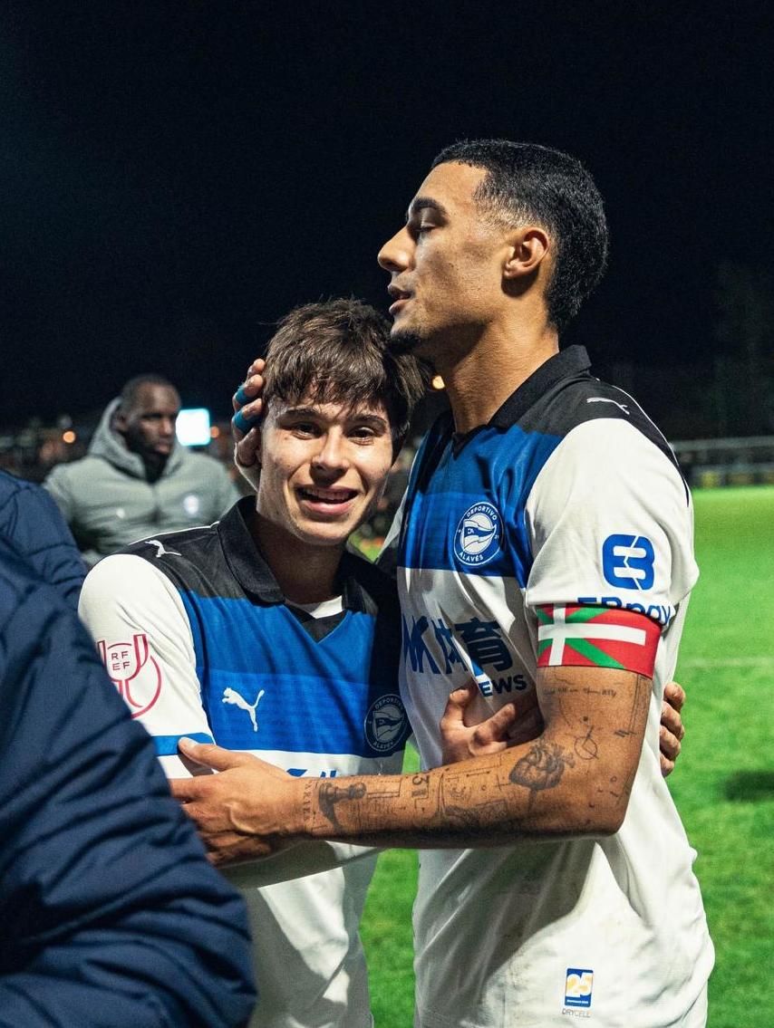 Izei Hernández  con el capitán del Alavés.