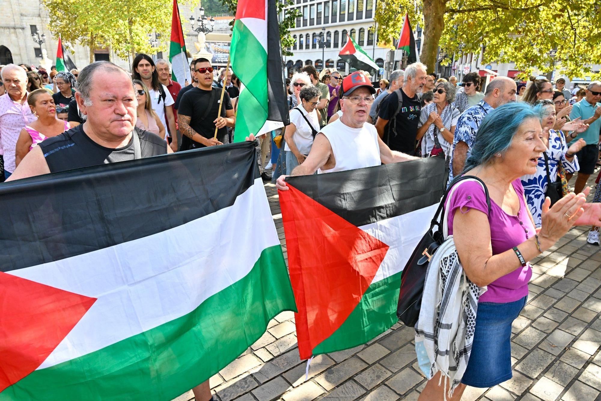 En imágenes: Más de 300 personas se concentran en El Arenal para denunciar el ataque terrestre sobre la ciudad de Gaza