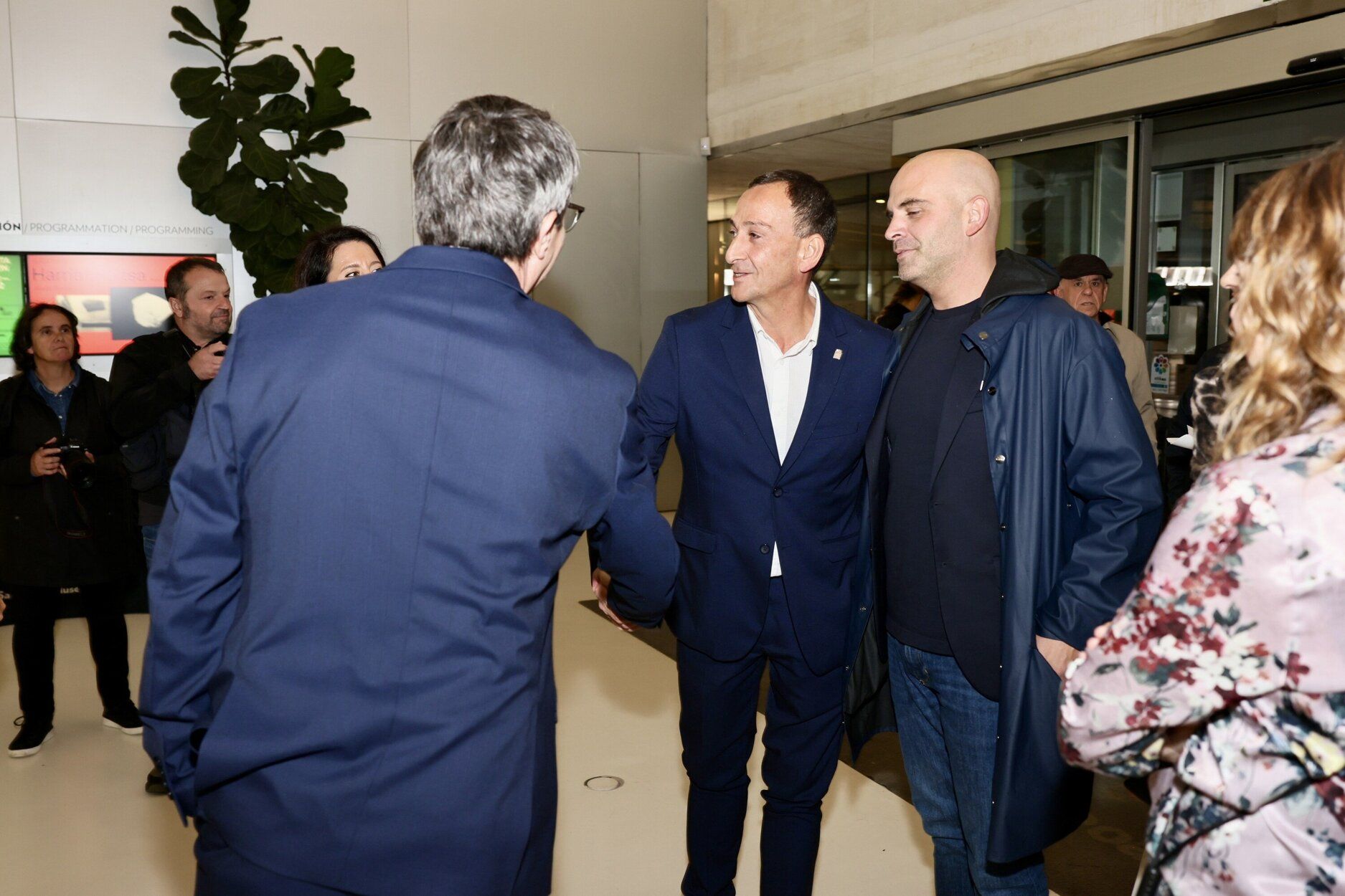 Eduardo Iribarren saluda a los ediles del PSE Carlos García e Iñigo García