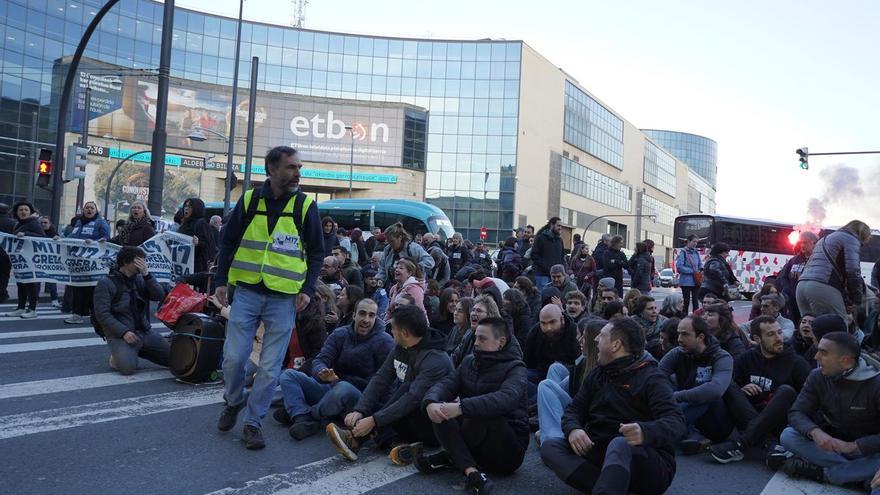 Piquetes cortan el acceso a Bilbao por San Mamés