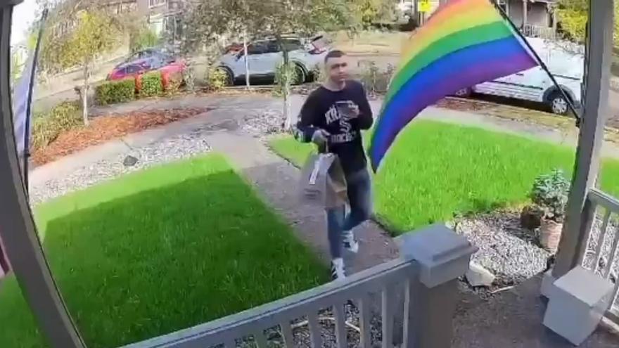 La lamentable reacción de un repartidor para evitar tocar una bandera LGTBI