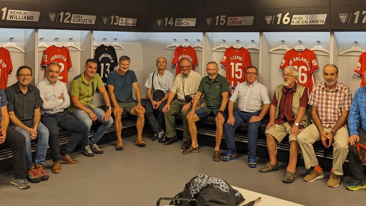 Componentes del Centenario de la FVNA en los vestuarios del Athletic Club el 18-09-23, Feliu el tercero por la derecha.