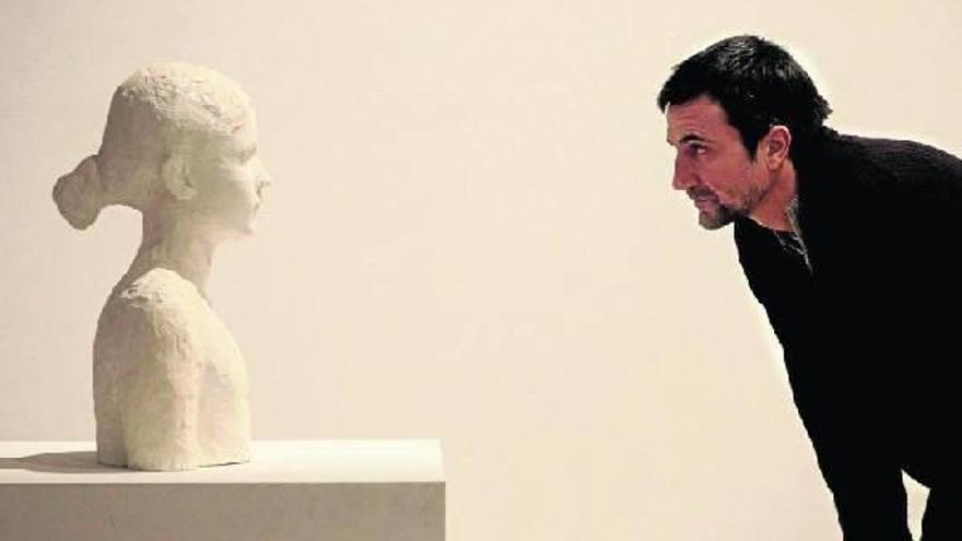 Diego De Pablos centra su mirada en uno de los bustos que presenta en la Sala de Armas de la Ciudadela, en este caso con su sobrina como protagonista.