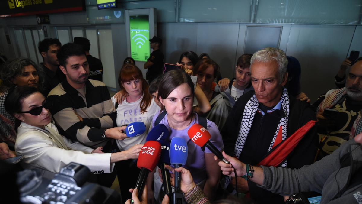 La diputada de Más Madrid Jimena González en declaraciones a los medios a su llegada a la Terminal 1 del Aeropuerto Adolfo Suárez Madrid-Barajas