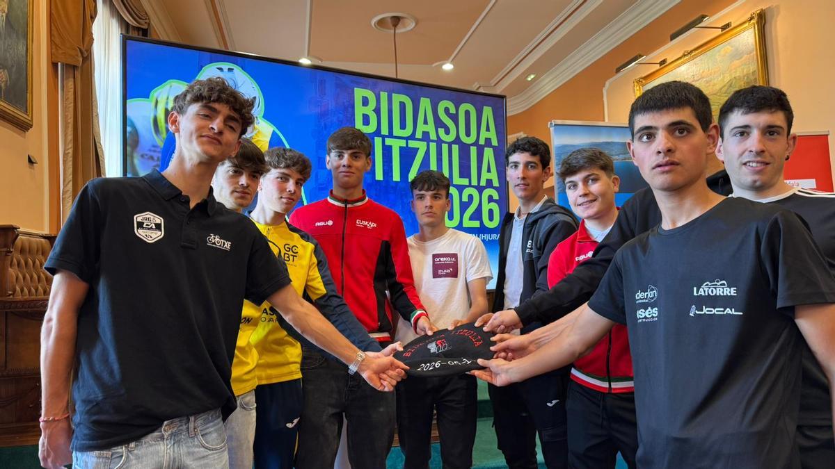 Corredores bidasotarras posan en la presentación de la Vuelta al Bidasoa que ha tenido lugar en el Ayuntamiento de Irun. / N.G.