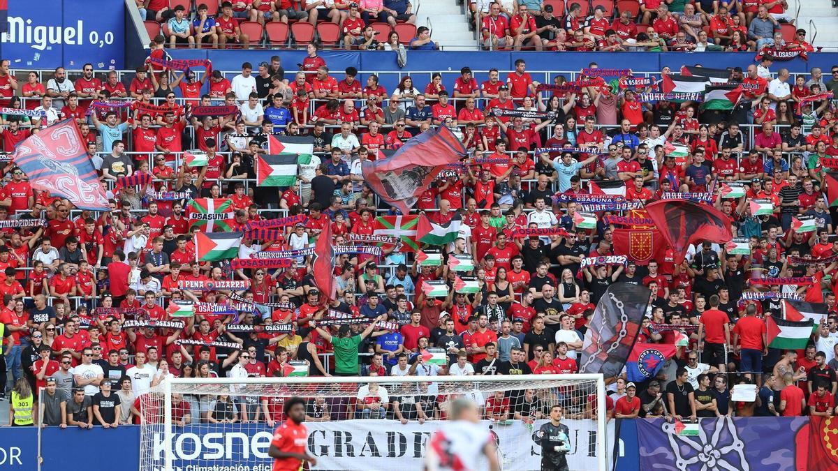Aficionados en El Sadar durante el partido entre Osasuna y Rayo.