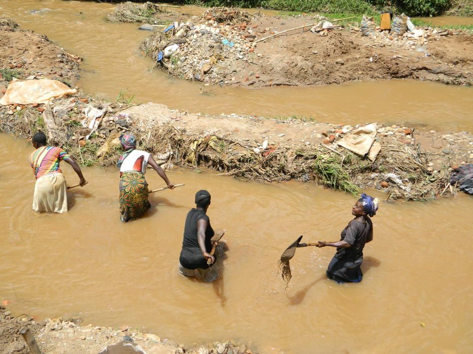 En Nyangezi, Kivu Sur, las mujeres ladrilleras son el sostén de la economía de sus familias. Llevan a cabo todo el proceso: desde extraer la arena del río hasta la cocción.