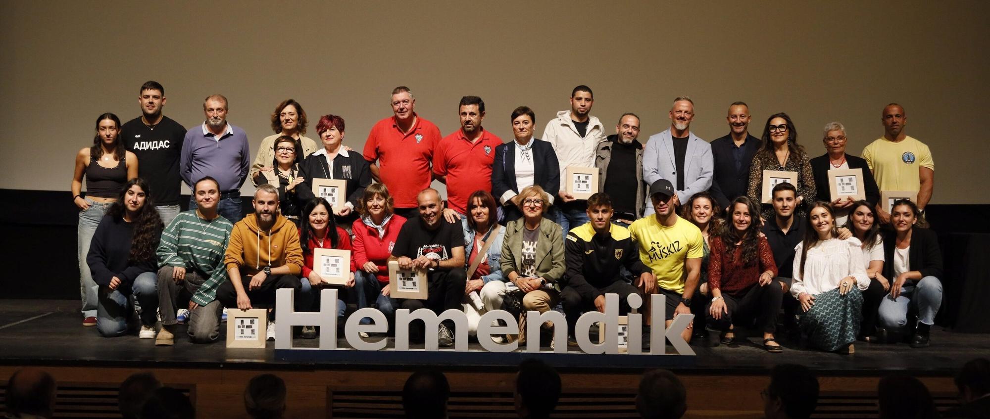 Foto de familia de los premiados en los DEIA Laboral Kutxa Hemendik Sariak Meatzaldea.