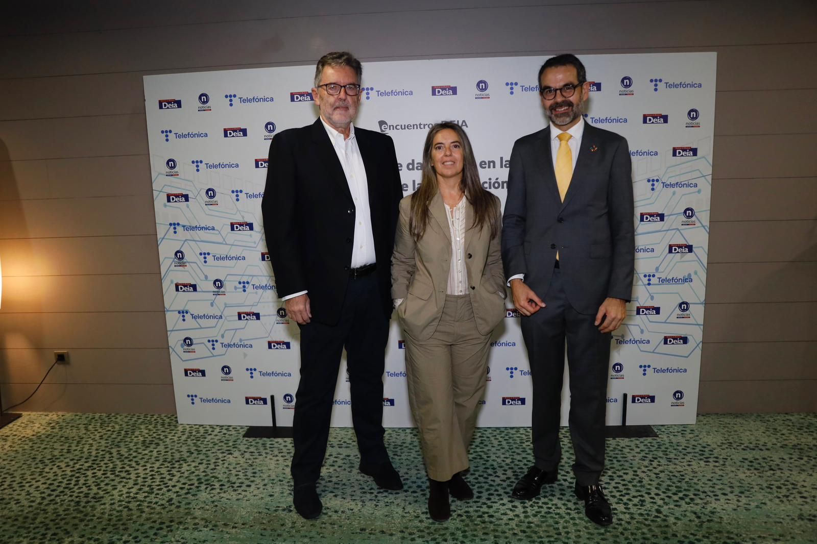 Juan Angel Martínez e Idoia Gutiérrez con el subdelegado del gobierno español en Bizkaia, Carlos García Buendía.