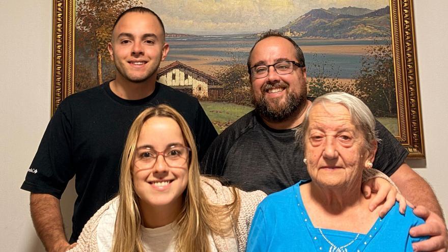 Álvaro Cantera, junto a su familia.