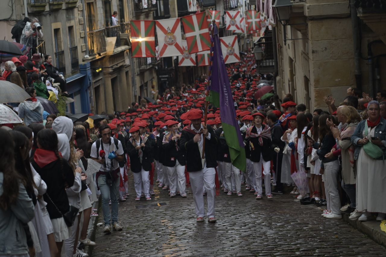 La compañía Jaizkibel desfila en Hondarribia