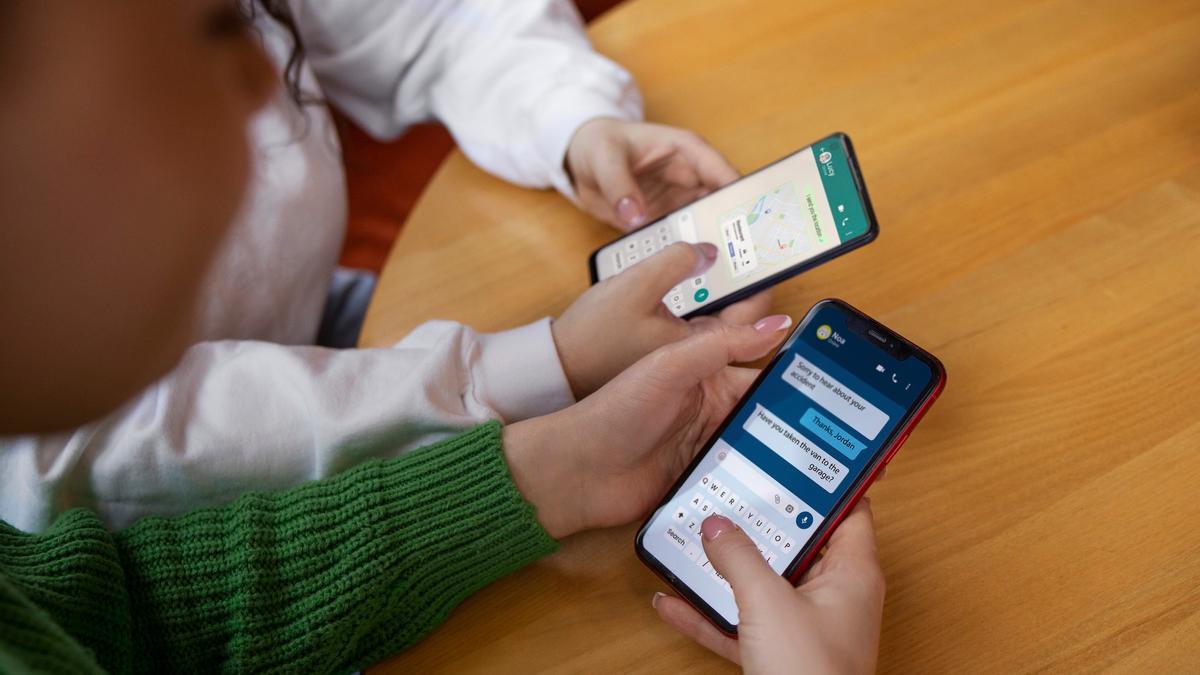 Una pareja comparte unos mensajes de WhatsApp.