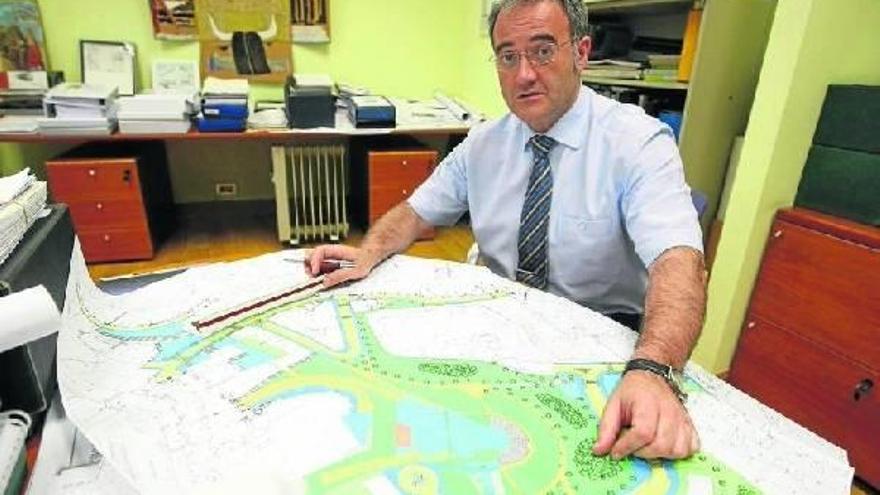 Josu Urriolabetia estudia sobre plano una de sus futuras rehabilitaciones con Surbisa.