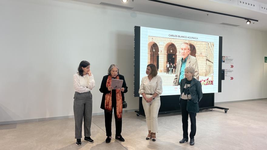 Las hijas de Carlos Blanco Aguinaga visitan la biblioteca que lleva el nombre de su padre en Irun