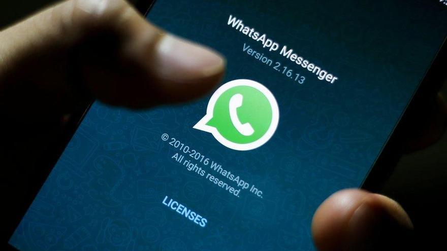 Una persona conectándose a WhatsApp.