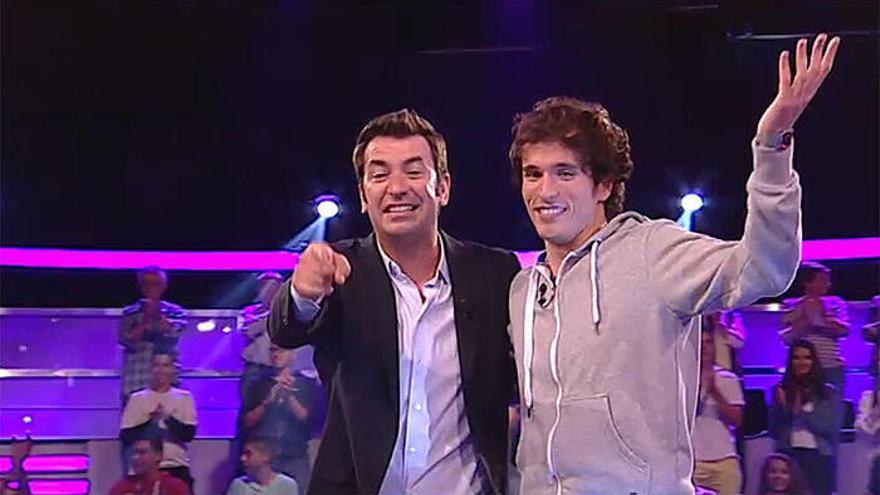 Álex Calleja, sonriente junto a Arturo Valls tras ganar el premio.