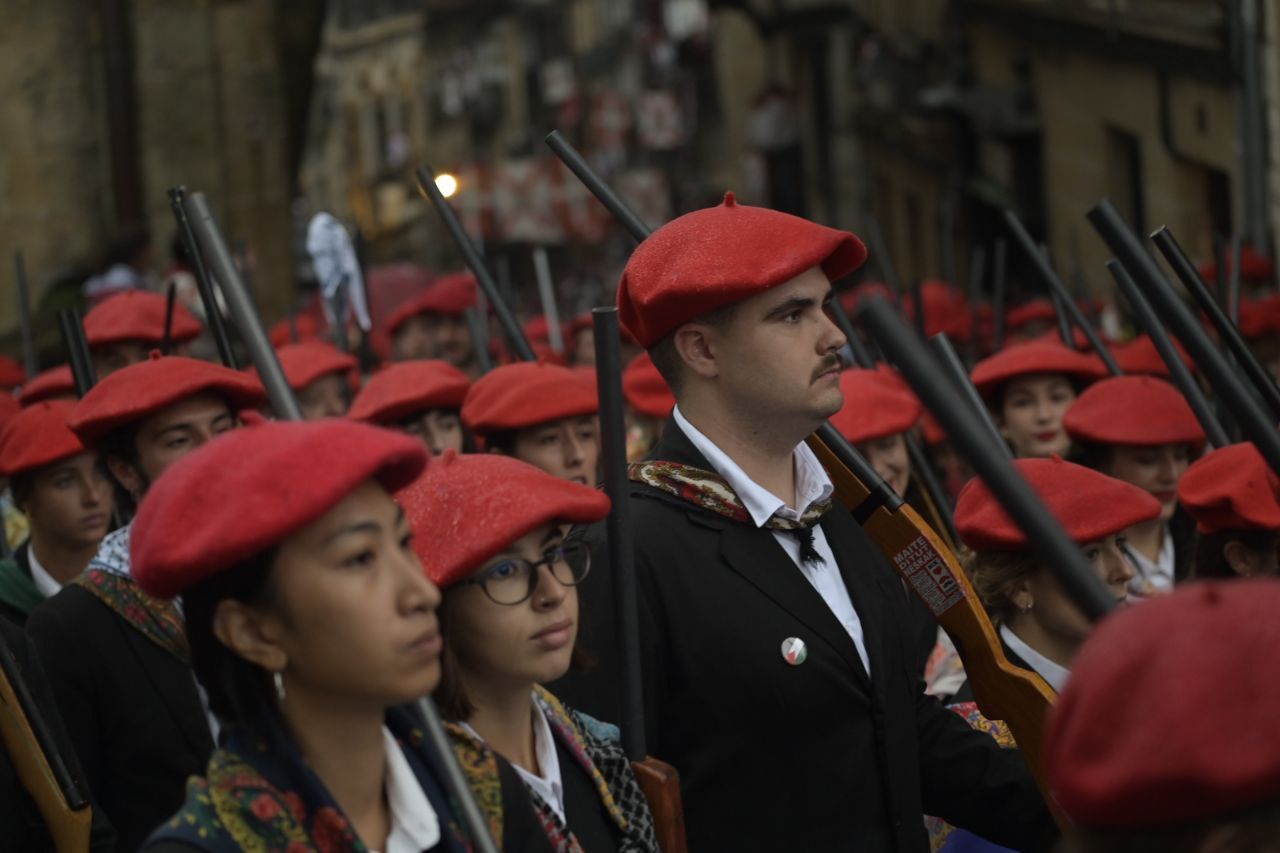 La compañía Jaizkibel desfila en Hondarribia