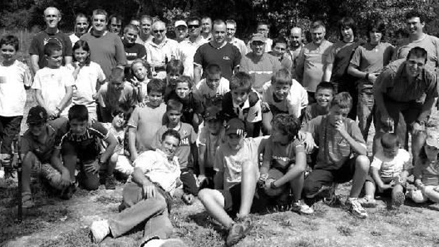 Los participantes de la jornada de pesca posan con organizadores y acompañantes.