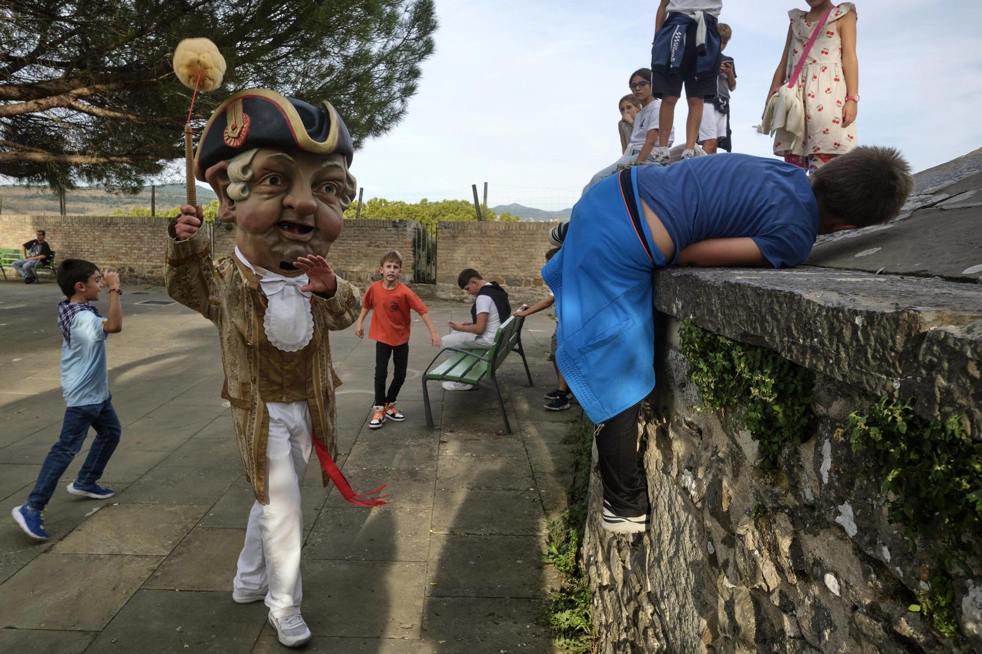 Comparsa de Gigantes y Cabezudos por San Fermín Txikito