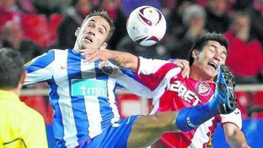 Belluschi y Medel forcejean en pos del balón.