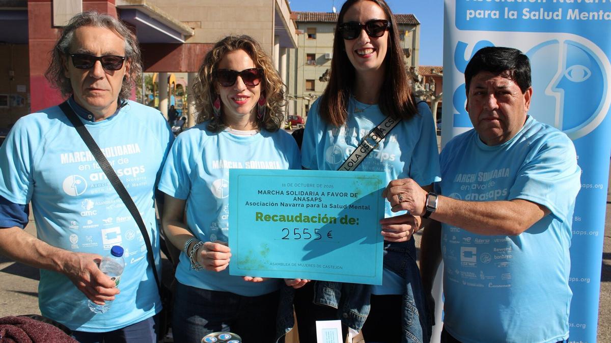 Aitziber Yarnoz con otros dos integrantes de la asociación muestran el cheque.