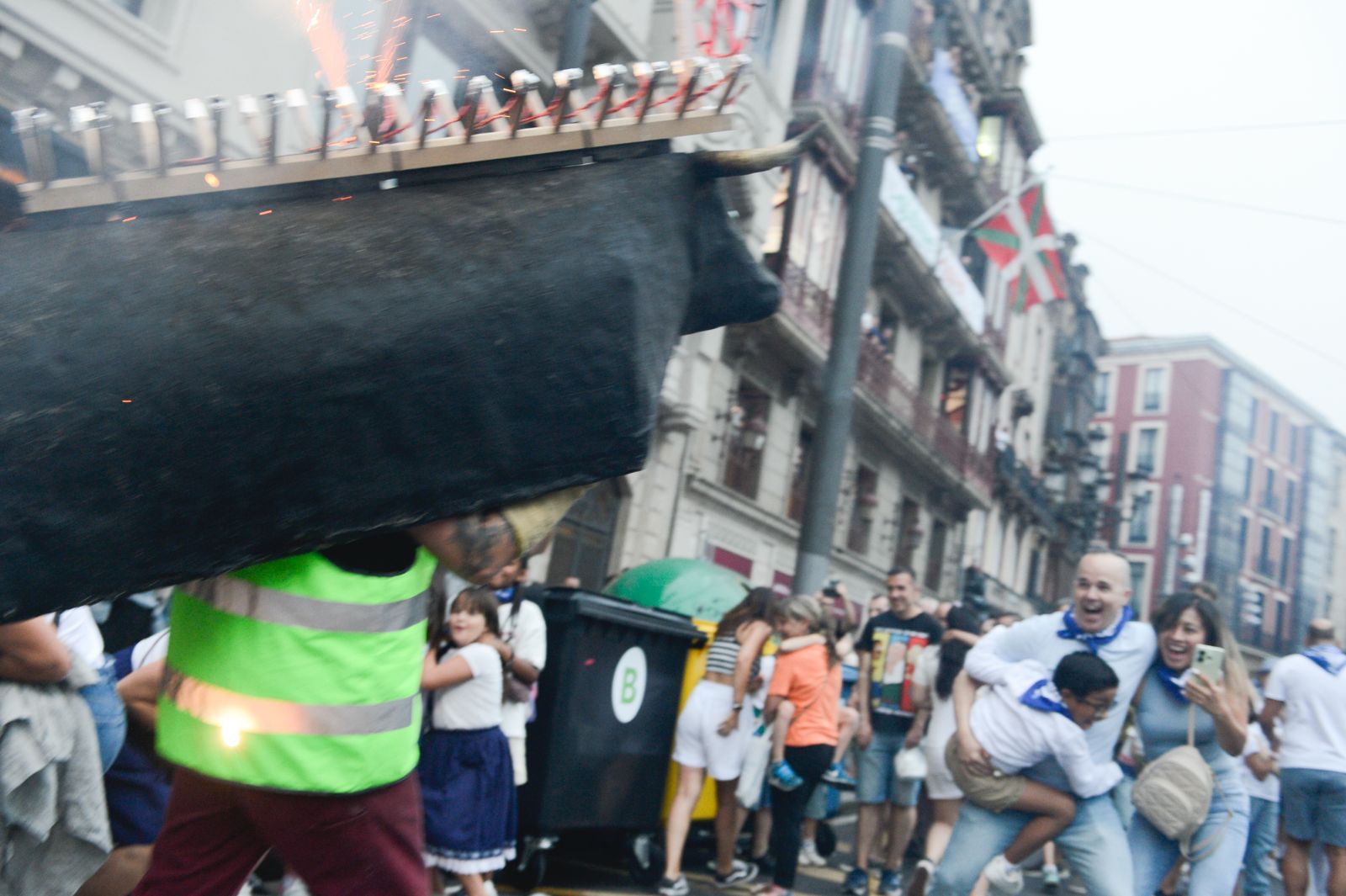 En imágenes: apertura de txosnas y toro de fuego