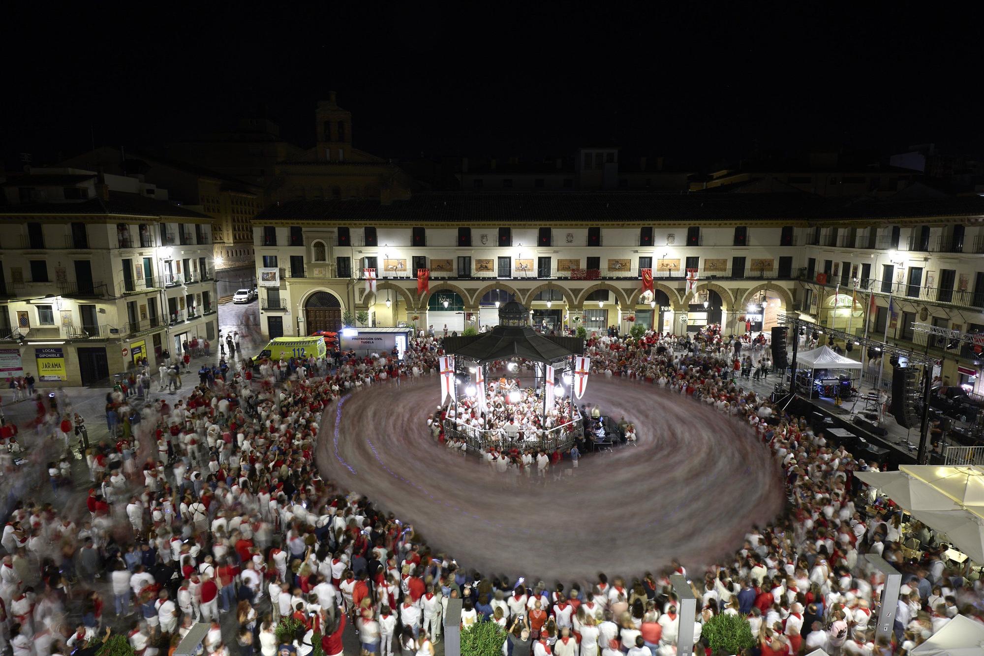Fotos del baile de La Revoltosa en Tudela