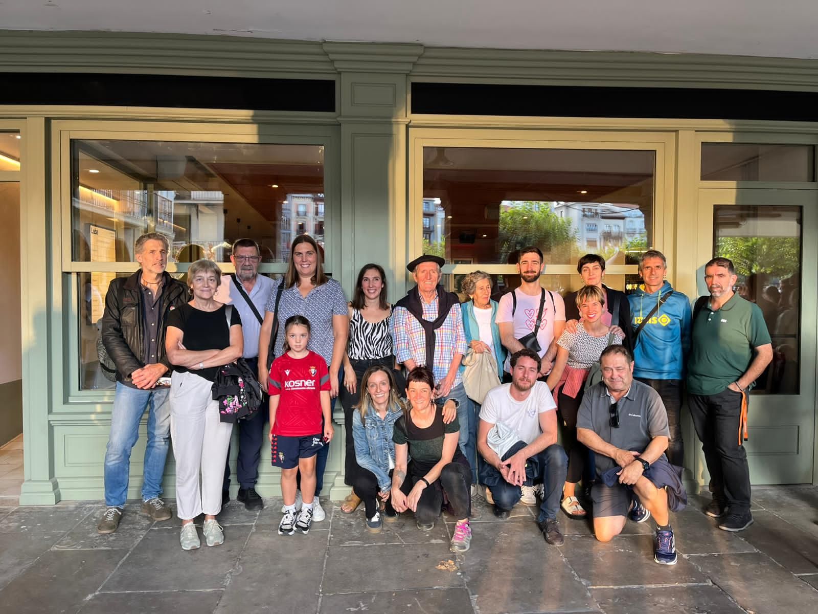 Los socios y socias de Laba conocieron ayer de primera mano el nuevo local de la Plaza del Castillo.
