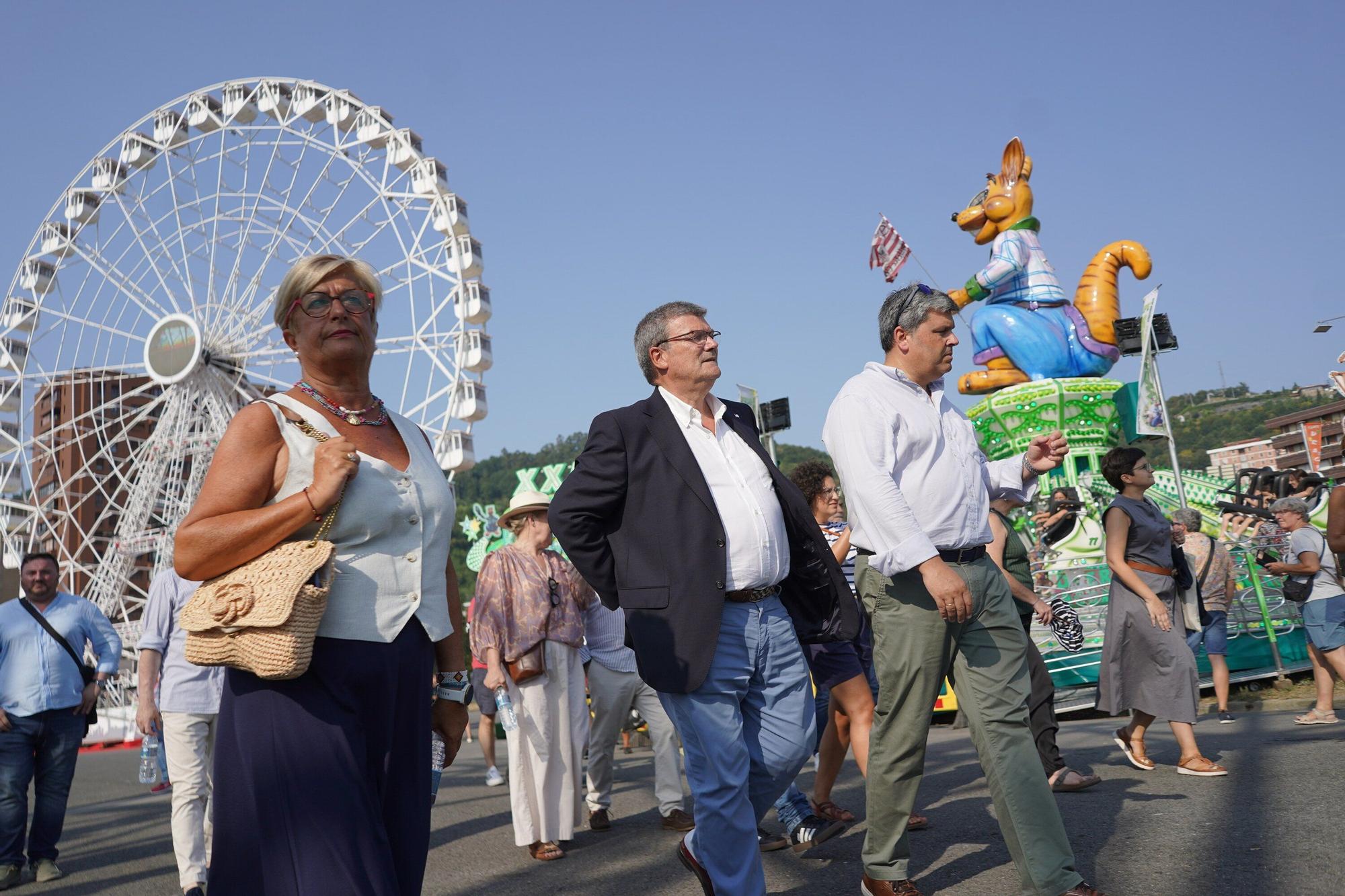 En imágenes: La apertura oficial de las barracas y la ofrenda floral a la Amatxu de Begoña por parte de los circenses