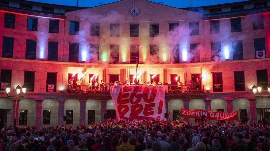 VÍDEO: La plantilla de Maderas de Llodio se encierra en el Ayuntamiento