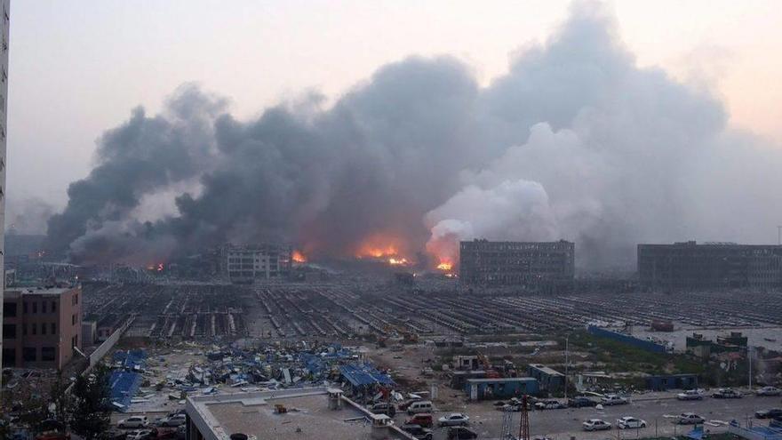 Columnas de humo se levantan tras la fuerte explosión en la ciudad portuaria de Tianjin (China).