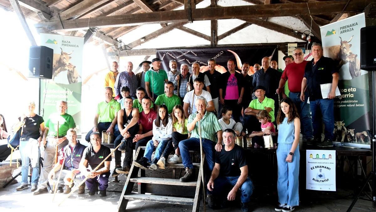Foto de familia de premiados, autoridades y organizadores del XXXVI Concurso Subasta Nacional de Ganado Selecto de Vacuno Pirenaico.