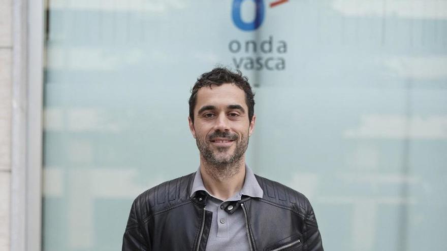 &quot;Entrevistar a vascos por el mundo es una forma de viajar a través de sus relatos&quot;