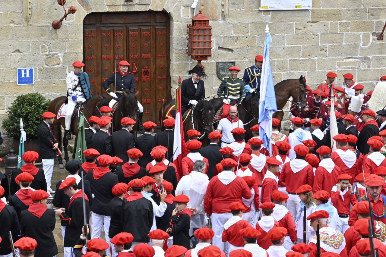 El Alarde desfila por las calles de Hondarribia