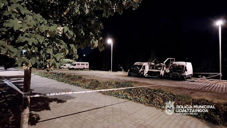 Investigan si el incendio de un camión y dos furgonetas en Azpilagaña pudo ser intencionado