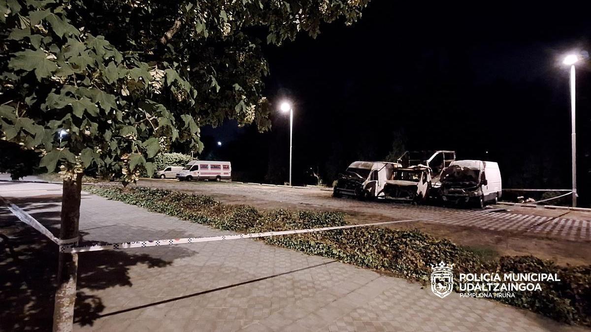 Cordón policial tras el incendio de un camión y dos furgonetas en Azpilagaña.