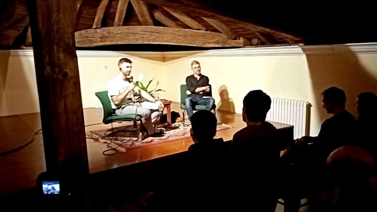 Gorka Laurnaga (presentador) y Jason Hickel (derecha).