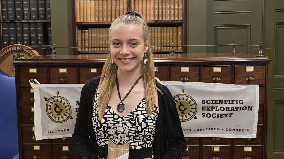 La joven Elvia Gómez Troya posa en el Royal College of Surgeons de Londres con su galardón.