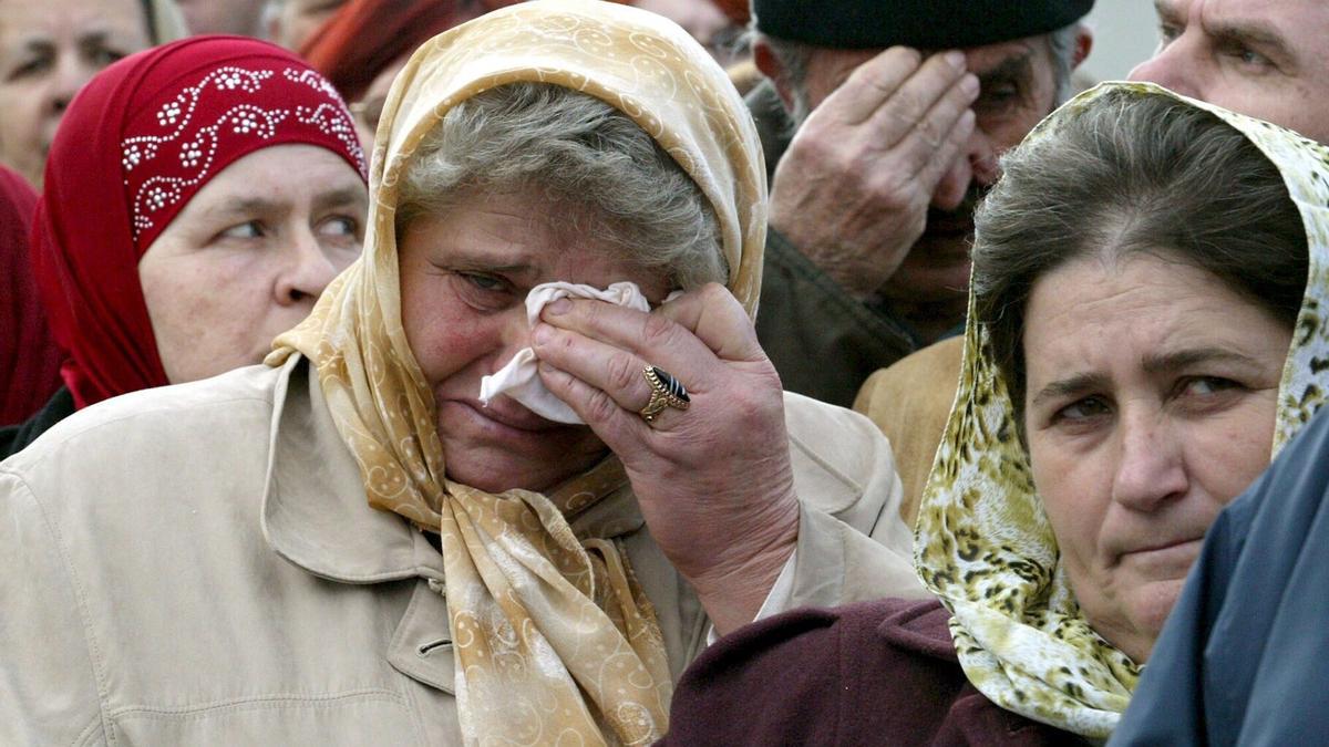 Unas mujeres bosnias musulmanas lloran ante las sedes del Parlamento y Gobierno bosnio en Sarajevo.