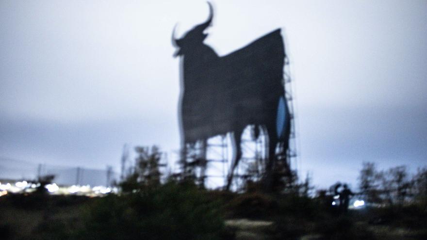 Ernai derriba el toro de Osborne en Ribabellosa dentro de su campaña &quot;a favor del independentismo y contra el españolismo&quot;