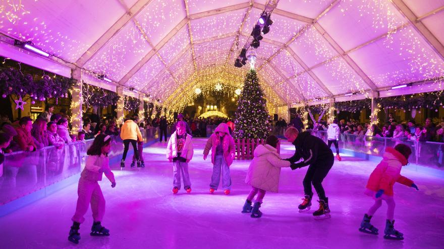 La pista de patinaje sobre hielo de la Plaza del Castillo abre este sábado por la tarde sus puertas