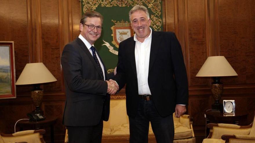 El alcalde Pamplona, Joseba Asiron, ha recibido este lunes en su despacho al primer regidor de Paderborn, Michael Dreier, por primera vez de visita oficial en Pamplona.